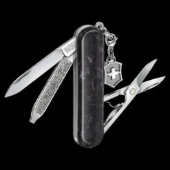 Victorinox Classic SD Brilliant Carbon -Outdoor Utility Shop BMC 0622190.4 99295.1671203376.1280.1280 45198.1671207044