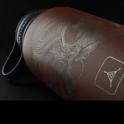 TAD Edition Earthwell 32oz Insulated Sierra Red -Outdoor Utility Shop TAD EAR 32 TOP SKU REDdet2 04779.1640873567.1280.1280 07958.1640874400